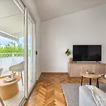 A 2 Luxury W Big Balcony 4 Min Walk To