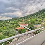 A 2 Spacious W Big Balcony 4 Min Walk To * Split