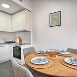 Lägenhet A 2 Luxury W Big Balcony 4 Min Walk To *