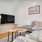 A 2 Luxury W Big Balcony 4 Min Walk To *