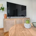 A 2 Spacious W Big Balcony 4 Min Walk To * Split
