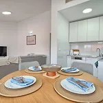 A 2 Spacious W Big Balcony 4 Min Walk To Apartamento Split