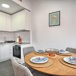 A 2 Spacious W Big Balcony 4 Min Walk To * Split