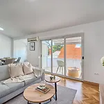 Apartamento A 2 Spacious W Big Balcony 4 Min Walk To Split