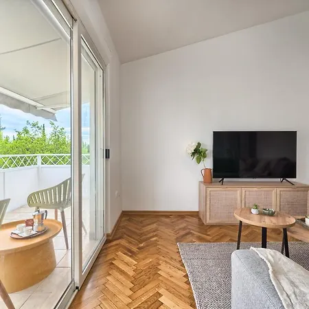 A - Luxury W Big Balcony 4 Min Walk To