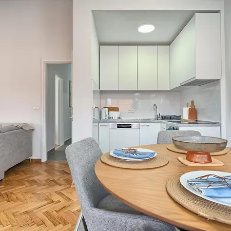 Апартаменты A - Luxury W Big Balcony 4 Min Walk To *