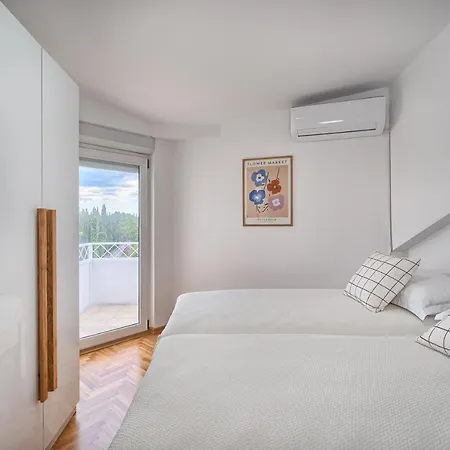 A - Luxury W Big Balcony 4 Min Walk To Apartment