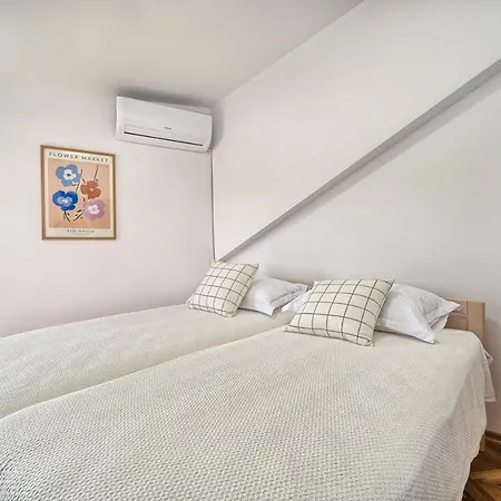 Апартаменты A - Luxury W Big Balcony 4 Min Walk To
