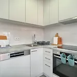 Apartment A - Luxury W Big Balcony 4 Min Walk To *