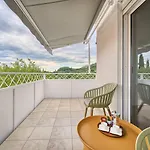 Apartment A - Luxury W Big Balcony 4 Min Walk To