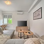 A 2 Luxury W Big Balcony 4 Min Walk To *