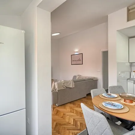 A - Luxury W Big Balcony 4 Min Walk To アパート