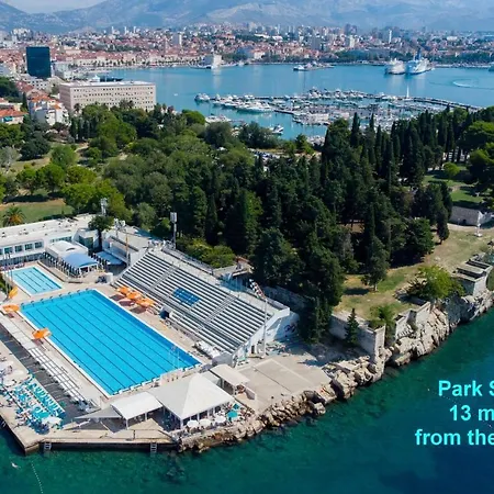 A - Luxury W Big Balcony 4 Min Walk To