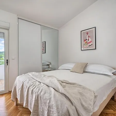 A - Luxury W Big Balcony 4 Min Walk To