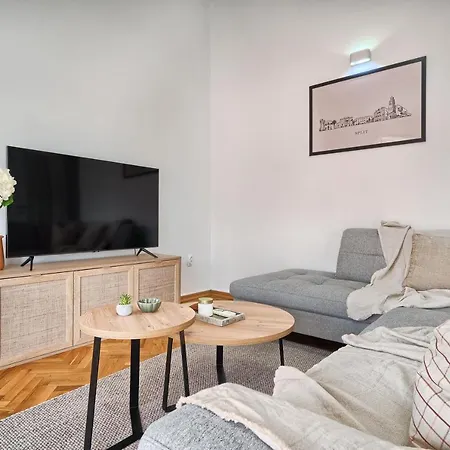 A - Luxury W Big Balcony 4 Min Walk To *