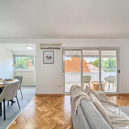 A - Luxury W Big Balcony 4 Min Walk To