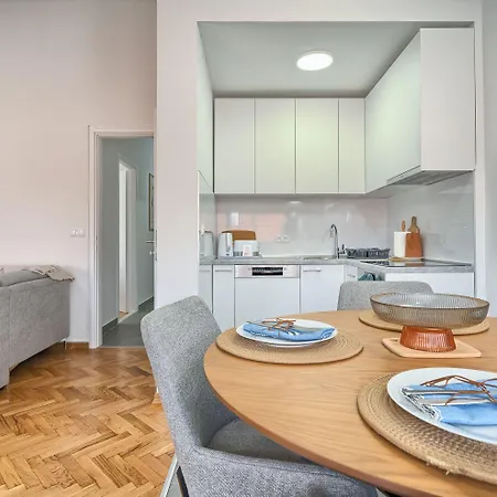 A - Luxury W Big Balcony 4 Min Walk To アパート