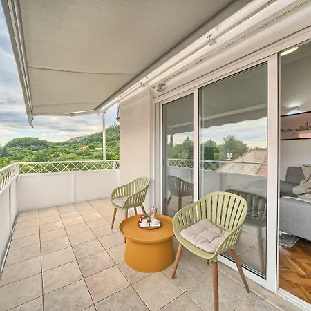 Apartmán A - Luxury W Big Balcony 4 Min Walk To