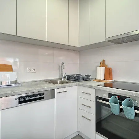 Apartmán A - Luxury W Big Balcony 4 Min Walk To