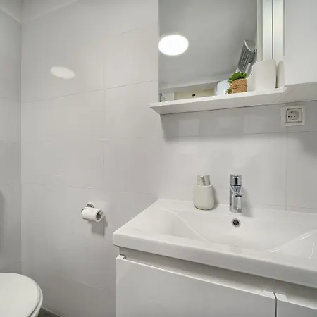 A - Luxury W Big Balcony 4 Min Walk To Apartmán