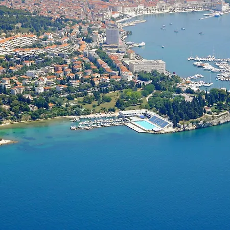 A - Luxury W Big Balcony 4 Min Walk To *