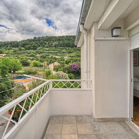 Apartmán A - Luxury W Big Balcony 4 Min Walk To