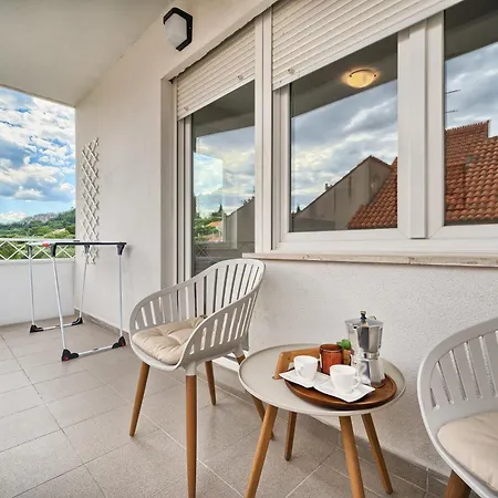 Apartment A 2 Luxury W Big Balcony 4 Min Walk To *