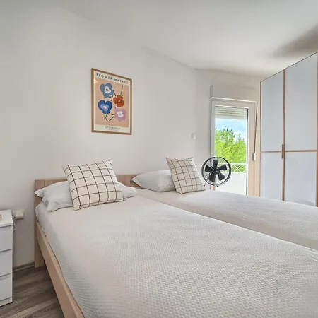 A 2 Luxury W Big Balcony 4 Min Walk To Apartment Split