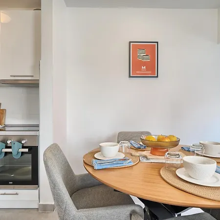 A - Luxury W Big Balcony 4 Min Walk To