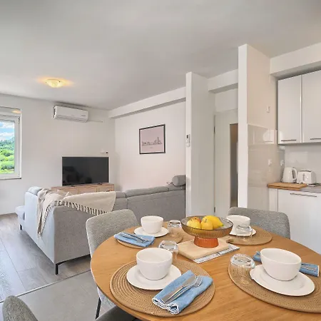 A 2 Spacious W Big Balcony 4 Min Walk To Appartement Split