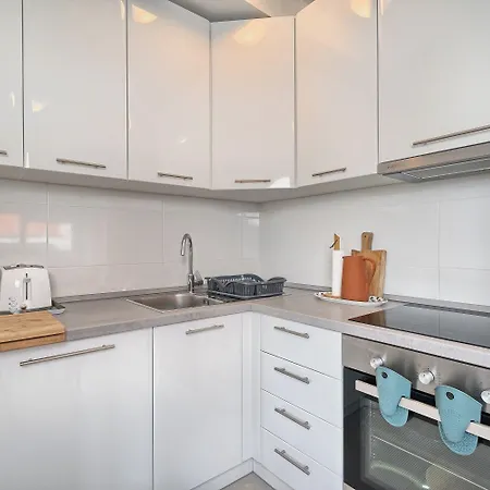 A 2 Spacious W Big Balcony 4 Min Walk To * Split