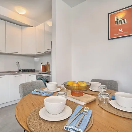 A 2 Spacious W Big Balcony 4 Min Walk To * Split