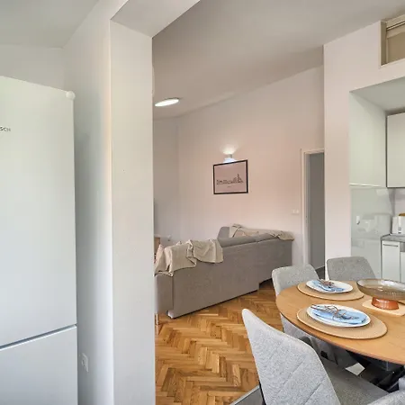 A 2 Spacious W Big Balcony 4 Min Walk To *