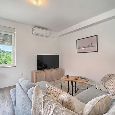 A 2 Spacious W Big Balcony 4 Min Walk To Split