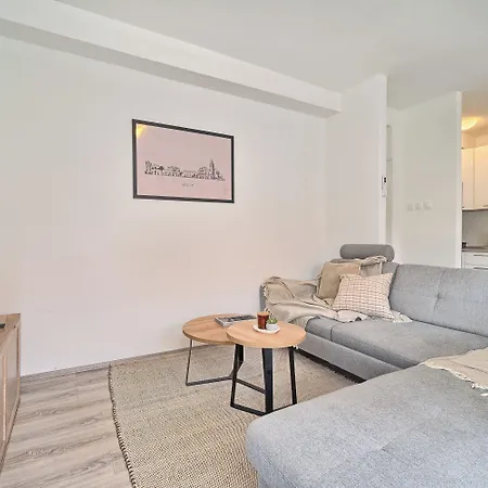 A 2 Spacious W Big Balcony 4 Min Walk To * Split