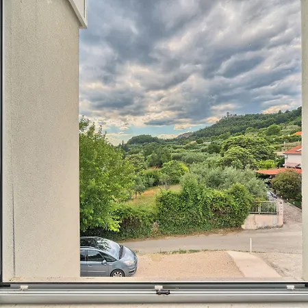 A 2 Spacious W Big Balcony 4 Min Walk To