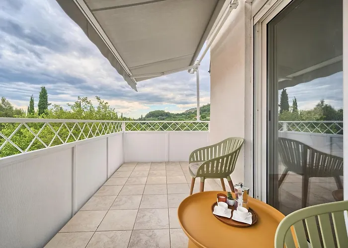 Apartment A - Luxury W Big Balcony 4 Min Walk To *