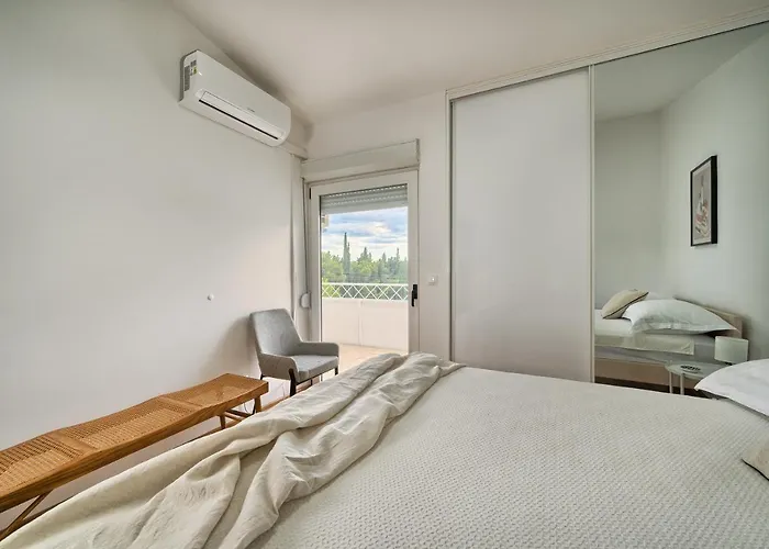 A - Luxury W Big Balcony 4 Min Walk To Apartment