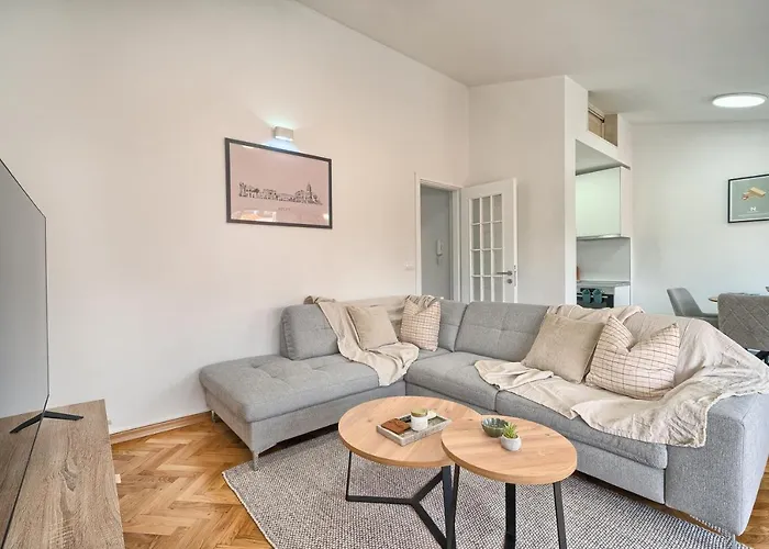 A - Luxury W Big Balcony 4 Min Walk To Apartment