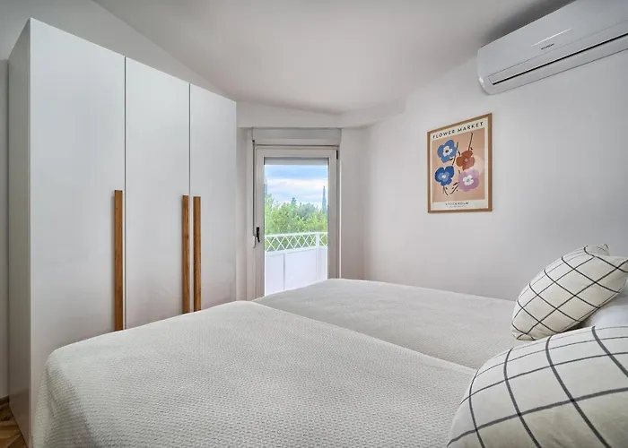 A - Luxury W Big Balcony 4 Min Walk To Apartment