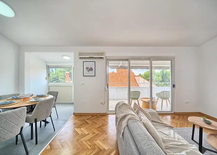 A - Luxury W Big Balcony 4 Min Walk To