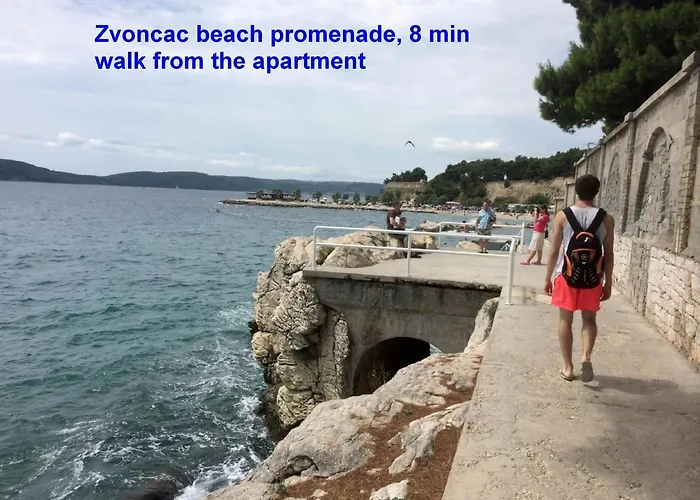 A - Luxury W Big Balcony 4 Min Walk To