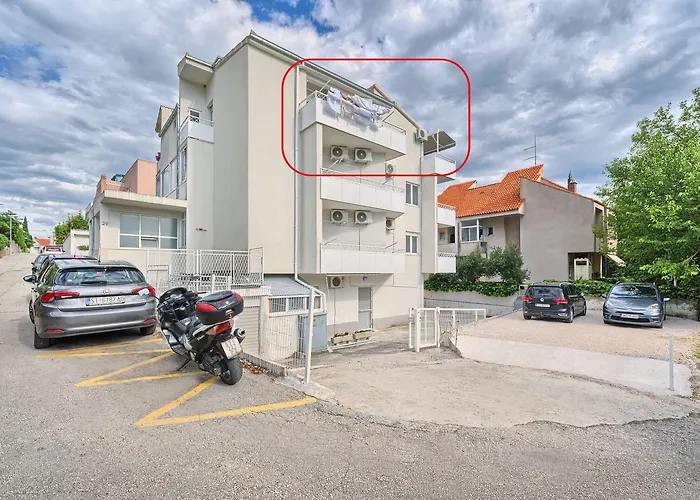 Apartment A - Luxury W Big Balcony 4 Min Walk To