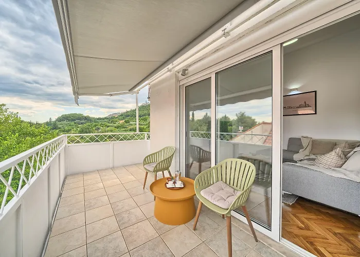 Apartment A - Luxury W Big Balcony 4 Min Walk To