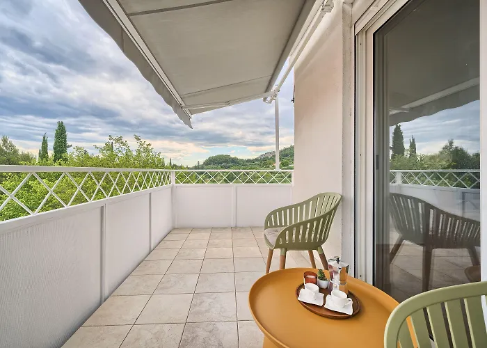 Apartment A - Luxury W Big Balcony 4 Min Walk To