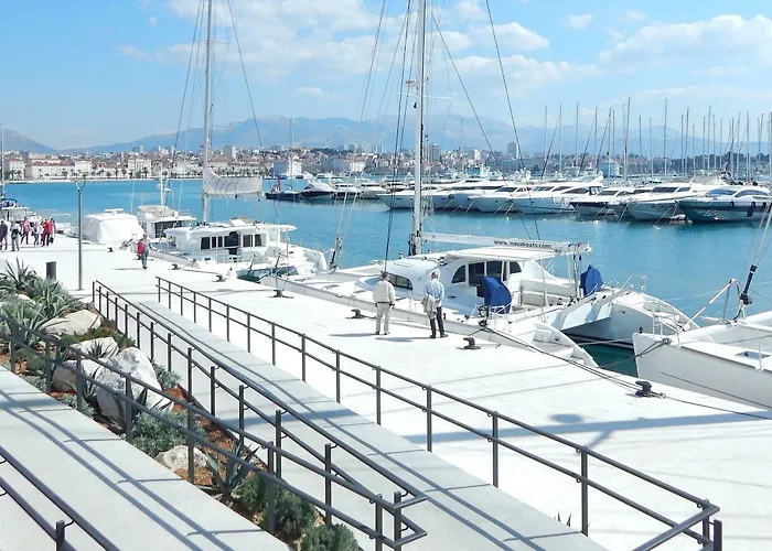 A - Luxury W Big Balcony 4 Min Walk To Apartment *