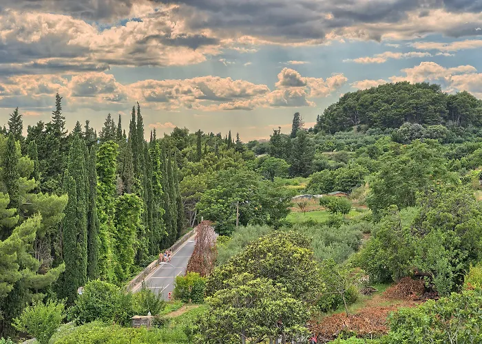 A - Luxury W Big Balcony 4 Min Walk To